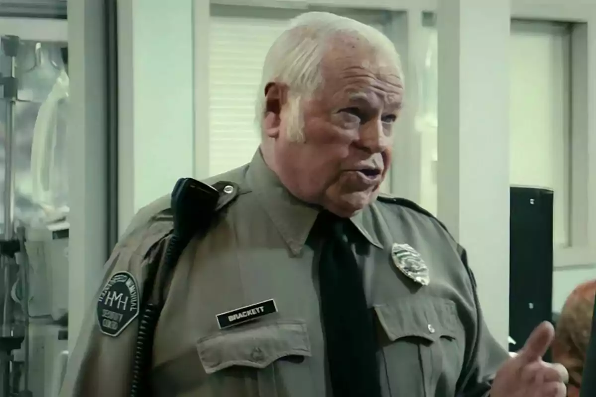 Fotografía de Charles Cyphers como un oficial de policía mayor con uniforme marrón está hablando en una oficina en la película Halloween Fotografía de Charles Cyphers como un oficial de policía mayor con uniforme marrón está hablando en una oficina en la película Halloween