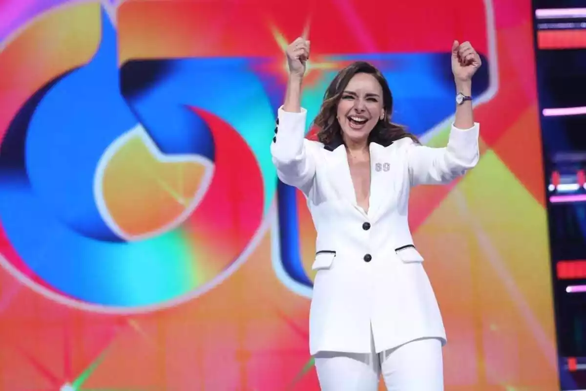 Fotografía de Chenoa feliz como presentadora de OT 2023