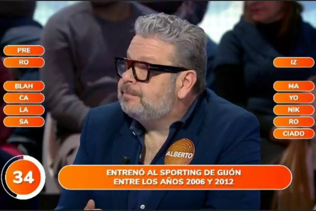 Alberto Chicote amb ulleres i barba està participant en un programa de televisió tipus concurs, 'Pasapalabra', amb un marcador de temps en 34 segons i un text que indica que va entrenar l'Sporting de Gijón entre 2006 i 2012.