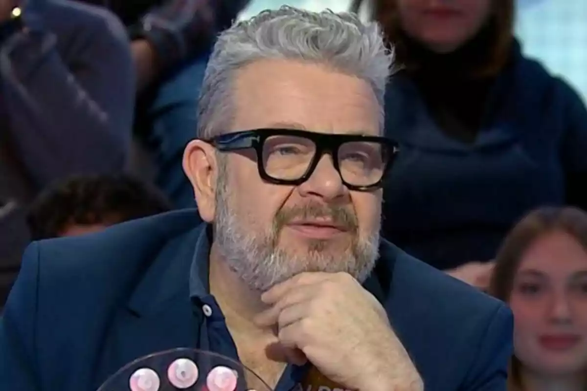 Alberto Chicote con barba y gafas negras está sentado con la mano en el mentón, mirando hacia adelante en Pasapalabra.