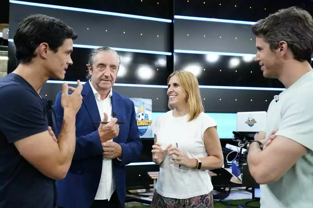 Cuatro personas conversan animadamente en 'El Chiringuito' con luces azules y fondo oscuro