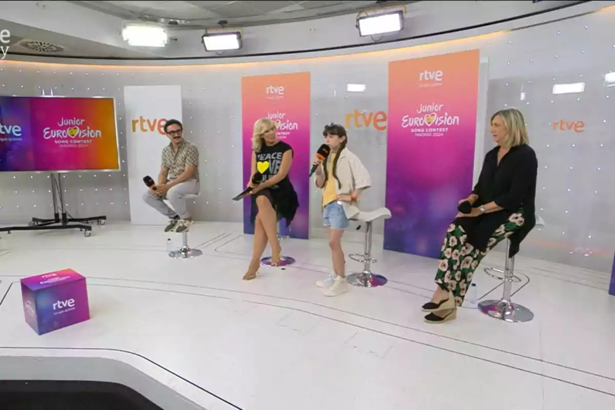 Fotografía de César Vallejo, María Eizaguirre, Chloe DelaRosa y Ana Maria Bordas en la presentación de Eurovisión Junior Fotografía de César Vallejo, María Eizaguirre, Chloe DelaRosa y Ana Maria Bordas en la presentación de Eurovisión Junior