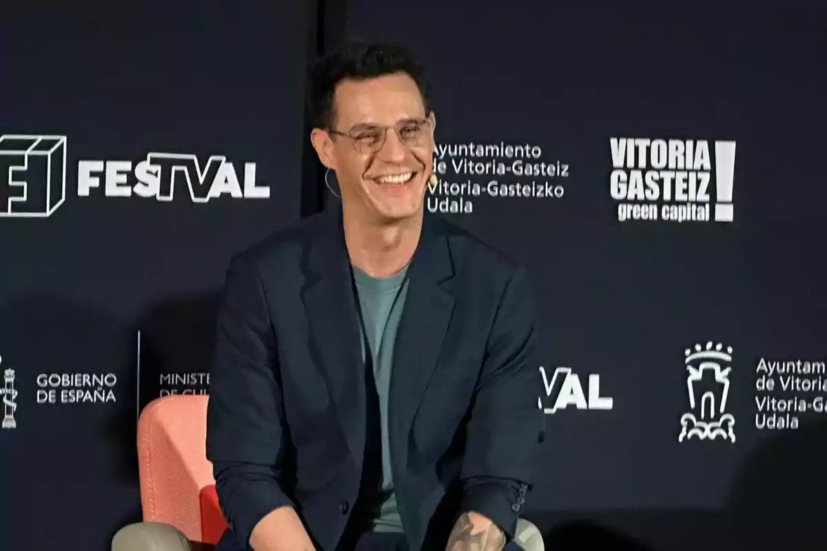 Christian Gálvez amb ulleres i jaqueta fosca somriu a la roda de premsa de Boom al FesTVal de Vitòria-Gasteiz. Christian Gálvez amb ulleres i jaqueta fosca somriu a la roda de premsa de Boom al FesTVal de Vitòria-Gasteiz.