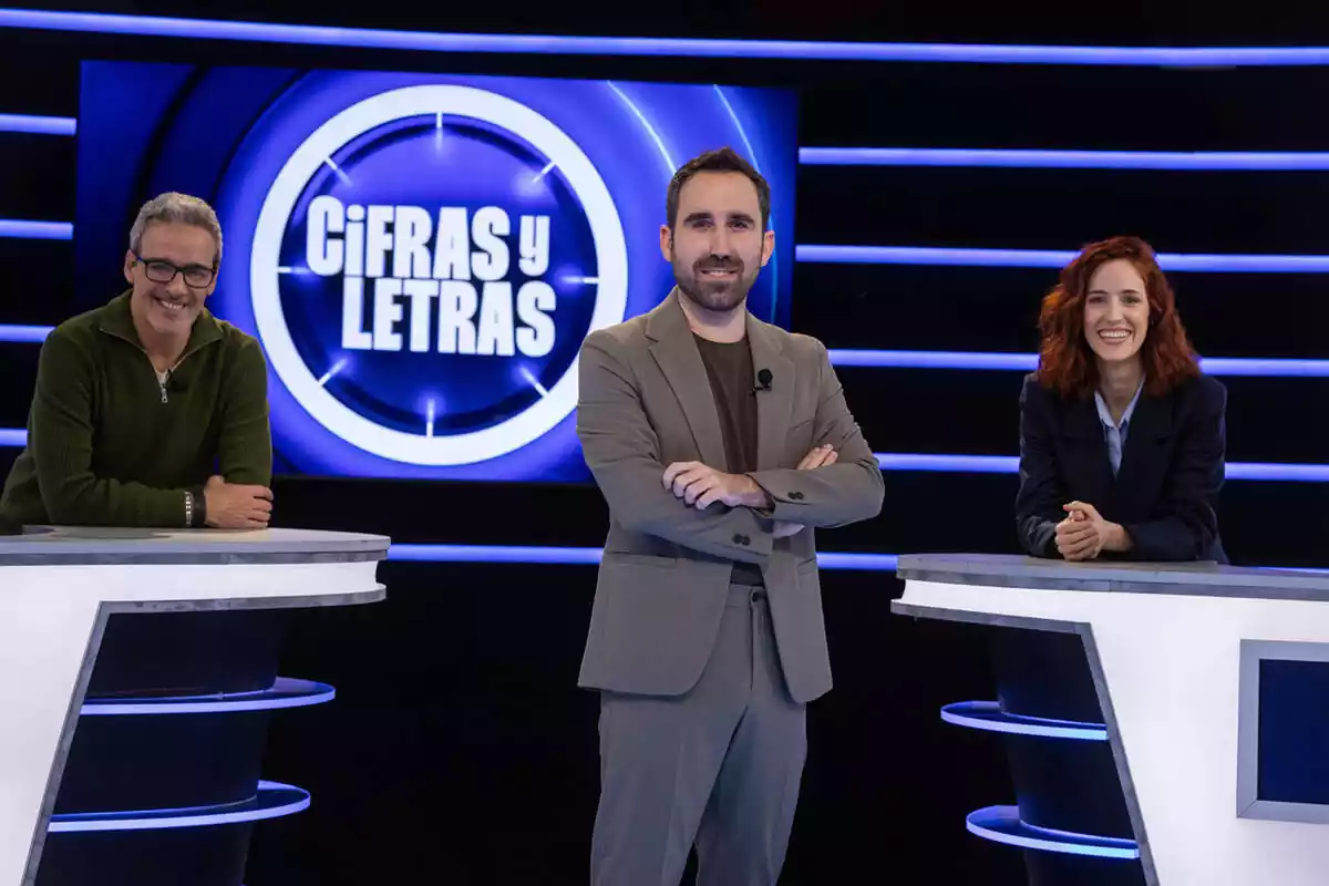 Fotografía de Aitor Albizua como presentador de Cifras y Letras de La 2 junto a Elena Herráiz y David Calle Fotografía de Aitor Albizua como presentador de Cifras y Letras de La 2 junto a Elena Herráiz y David Calle