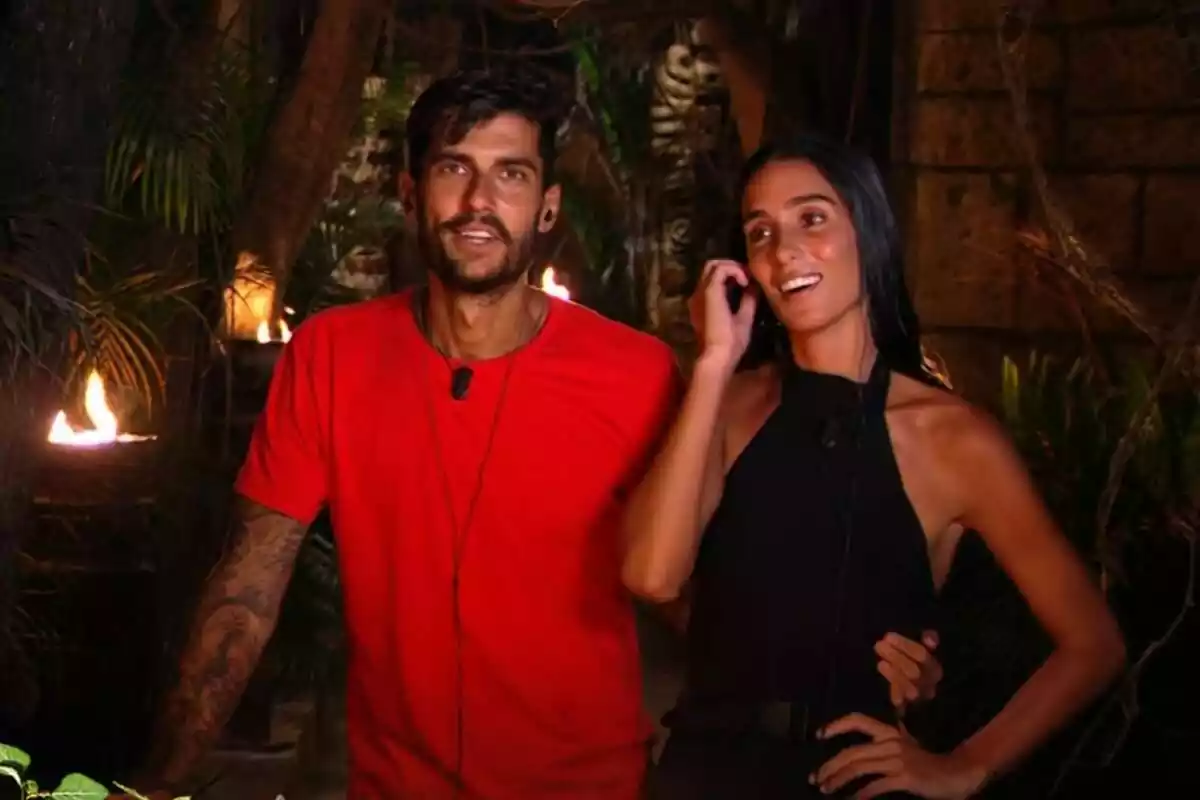 Captura de Claudia Martínez llorando y Mario González sonriendo en la palapa de Supervivientes Captura de Claudia Martínez llorando y Mario González sonriendo en la palapa de Supervivientes