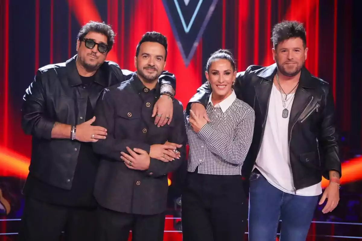 Pablo López, Antonio Orozco, Luis Fonsi y Malú posan juntos frente a un fondo rojo con un logotipo de La Voz en forma de Pablo López, Antonio Orozco, Luis Fonsi y Malú posan juntos frente a un fondo rojo con un logotipo de La Voz en forma de