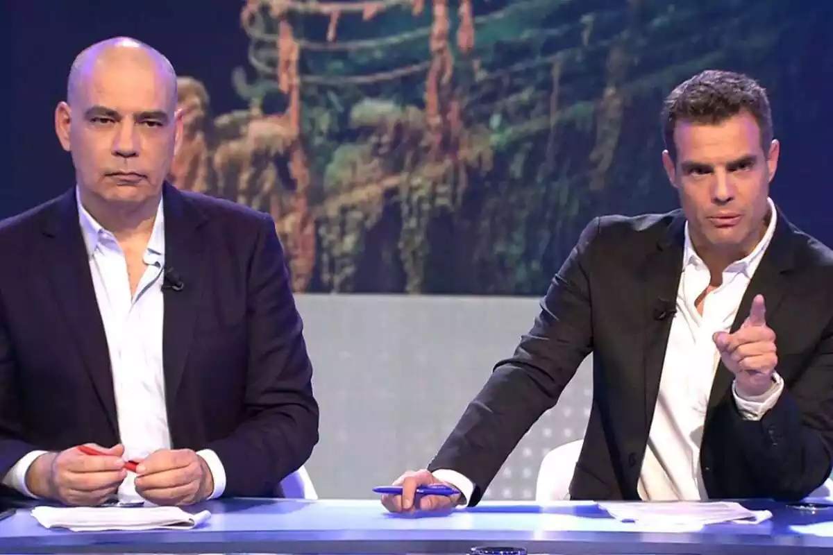 Nacho Abad y David Aleman en el plató de 'Código 10', ambos con rostro serio Nacho Abad y David Aleman en el plató de 'Código 10', ambos con rostro serio