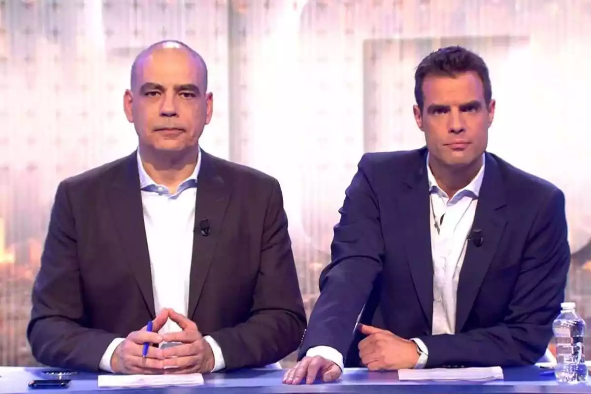 Nacho Abad y David Aleman en el plató de 'Código 10', ambos con rostro serio Nacho Abad y David Aleman en el plató de 'Código 10', ambos con rostro serio
