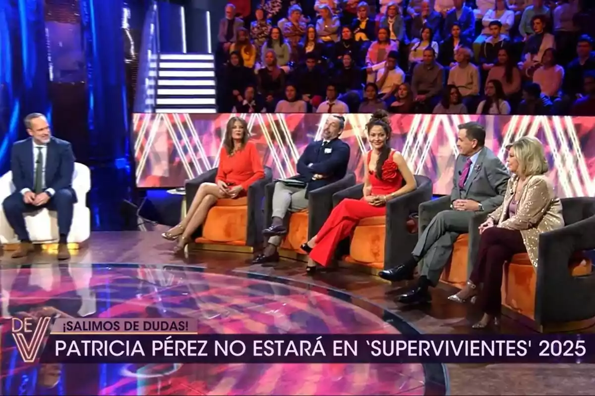 Santi Acosta, Ángela Portero, José Antonio León, Patricia Pérez, Antonio Montero y Terelu Campos está sentado en De Viernes con una audiencia al fondo y un texto en pantalla que dice que Patricia Pérez no estará en 'Supervivientes' 2025. Santi Acosta, Ángela Portero, José Antonio León, Patricia Pérez, Antonio Montero y Terelu Campos está sentado en De Viernes con una audiencia al fondo y un texto en pantalla que dice que Patricia Pérez no estará en 'Supervivientes' 2025.