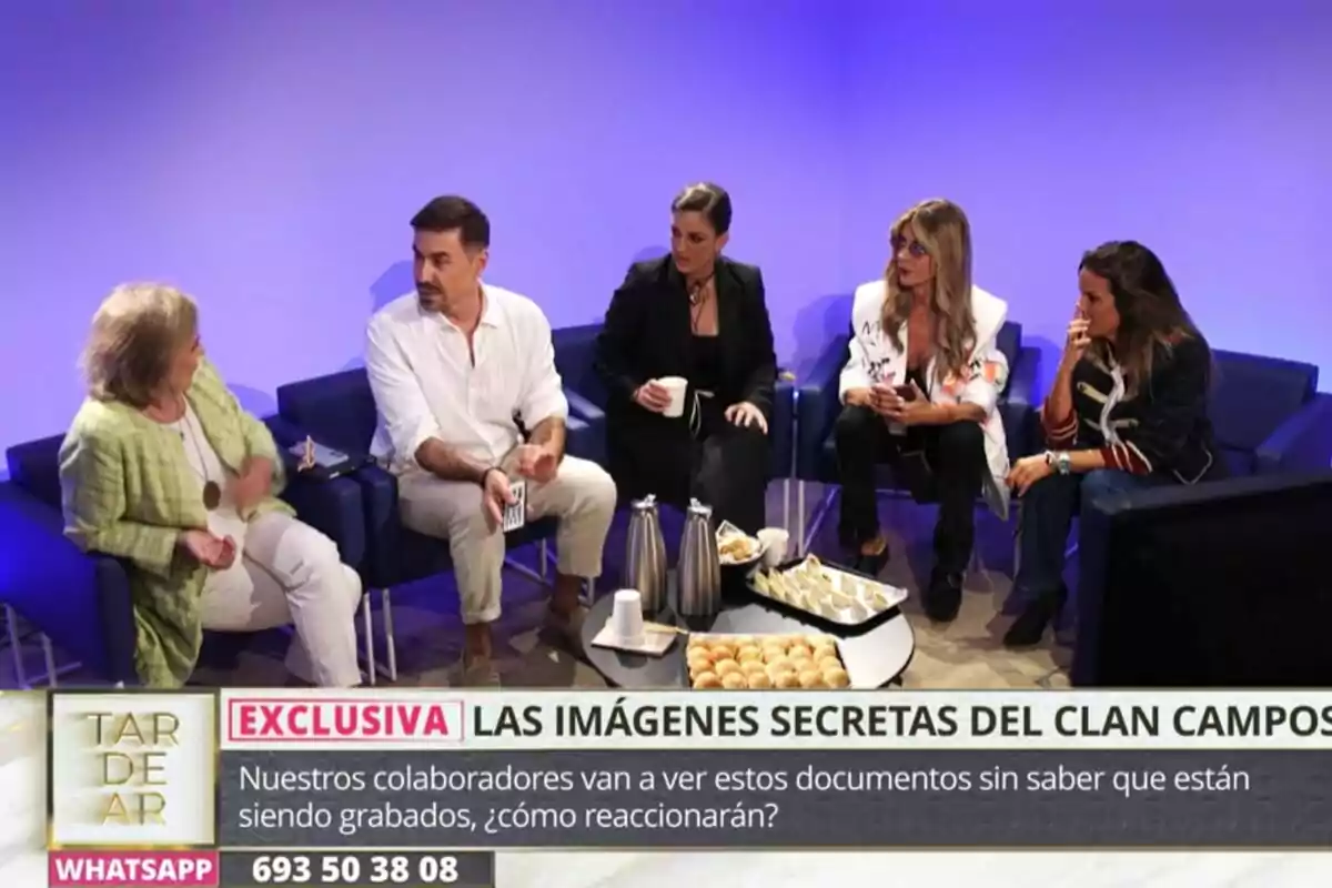 Un grupo de colaboradores de TardeAR formado por Miguel Ángel Nicolás, Leticia Requejo, Marta López, Marisa Martín Blázquez y Paloma Barrientos conversando mientras hay una mesa con café y bocadillos frente a ellos. En la parte inferior de la imagen, hay un texto que menciona una exclusiva sobre imágenes secretas. Un grupo de colaboradores de TardeAR formado por Miguel Ángel Nicolás, Leticia Requejo, Marta López, Marisa Martín Blázquez y Paloma Barrientos conversando mientras hay una mesa con café y bocadillos frente a ellos. En la parte inferior de la imagen, hay un texto que menciona una exclusiva sobre imágenes secretas.