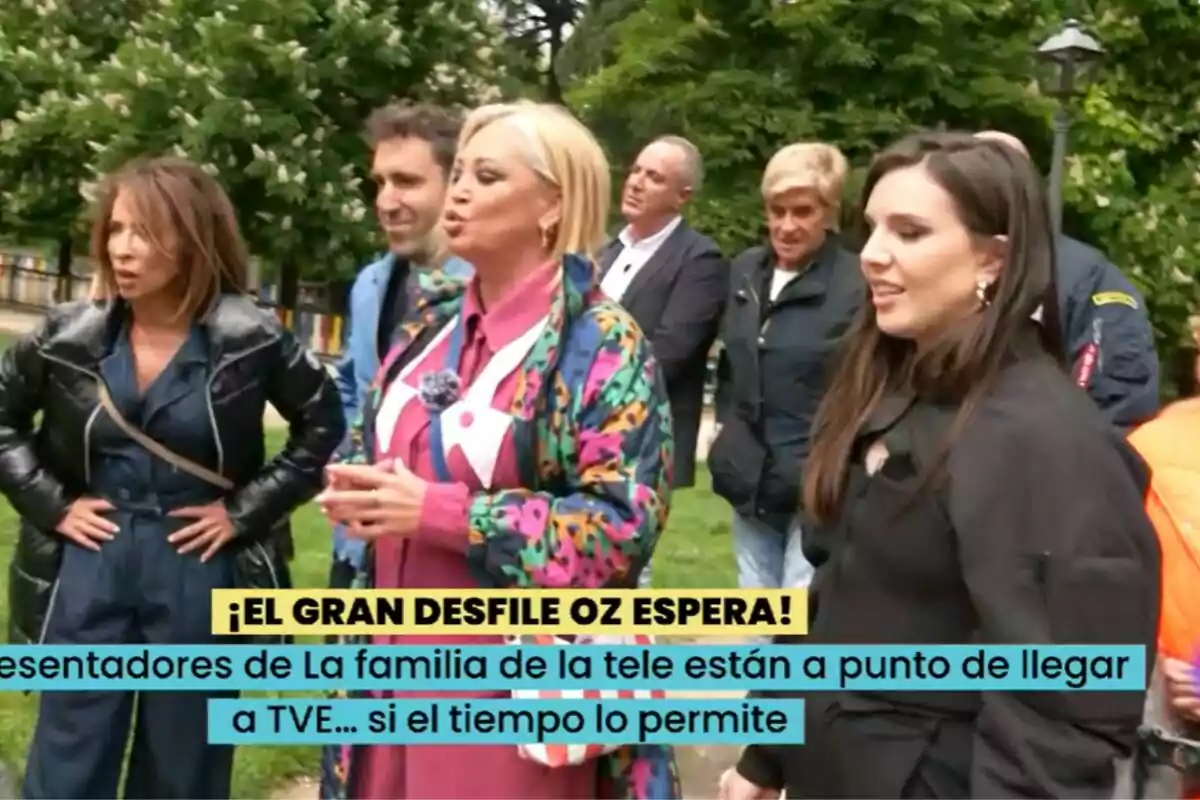 Un grup de persones format per Belén Esteban, María Patiño, Aitor Albizua, Inés Hernand, Víctor Sandoval, Chelo García Cortés i Kiko Matamoros està reunit a l'aire lliure, algunes d'elles conversen mentre altres observen, i hi ha un cartell que menciona una desfilada a La Família de la Tele. Un grup de persones format per Belén Esteban, María Patiño, Aitor Albizua, Inés Hernand, Víctor Sandoval, Chelo García Cortés i Kiko Matamoros està reunit a l'aire lliure, algunes d'elles conversen mentre altres observen, i hi ha un cartell que menciona una desfilada a La Família de la Tele.