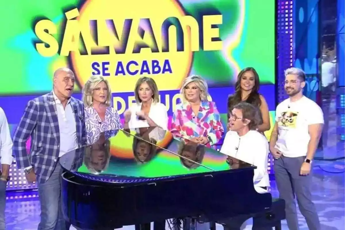 Kiko Matamoros, Lydia Lozano, María Patiño, Terelu Campos, Carmen Alcayde y Miguel Frigenti cantando al piano en Sálvame junto a Alejandro Abad Kiko Matamoros, Lydia Lozano, María Patiño, Terelu Campos, Carmen Alcayde y Miguel Frigenti cantando al piano en Sálvame junto a Alejandro Abad