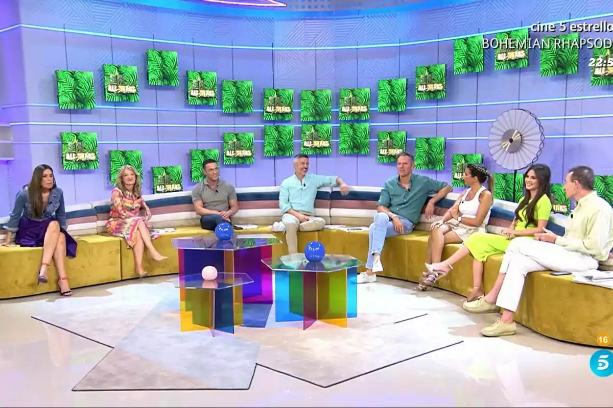 Captura del plató de Vamos a ver con Joaquín Prat, Alessandro Lequio, Isabel Rábago, Marta López, Alexia Rivas, Pepe del Real o Antonio Rossi Captura del plató de Vamos a ver con Joaquín Prat, Alessandro Lequio, Isabel Rábago, Marta López, Alexia Rivas, Pepe del Real o Antonio Rossi