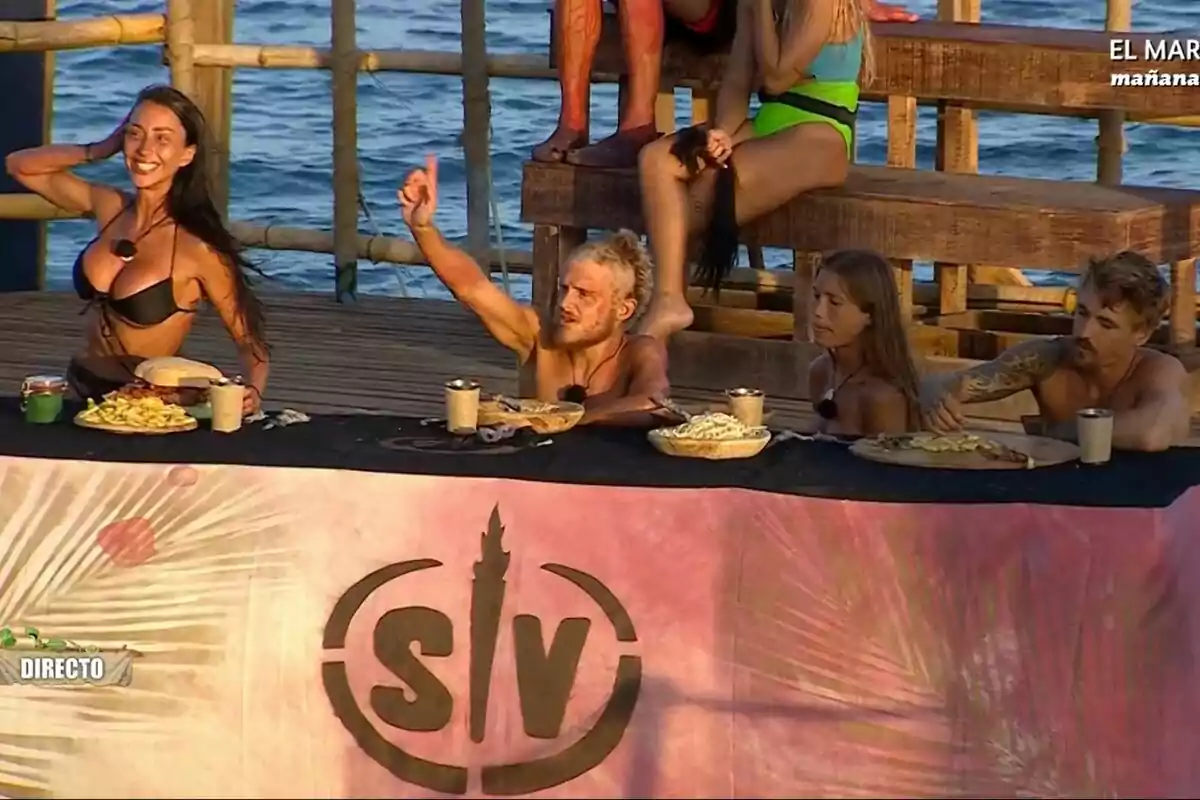 Captura de la mesa de las tentaciones de Supervivientes con Aurah Ruiz, Arkano, Miri Pérez Cabrero o Gorka Ibarguren comiendo Captura de la mesa de las tentaciones de Supervivientes con Aurah Ruiz, Arkano, Miri Pérez Cabrero o Gorka Ibarguren comiendo