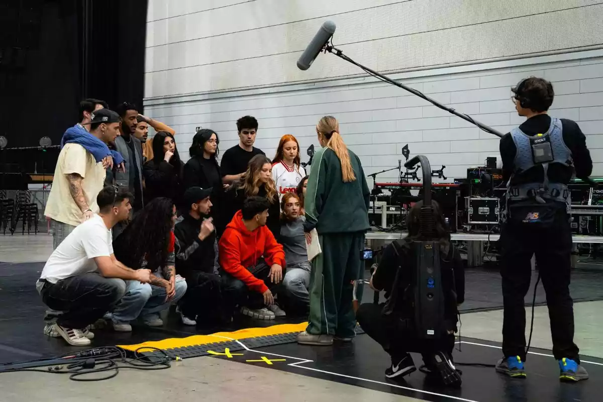 Fotografía de los concursantes de OT 2023 ensayando durante la gira con Vicky Gómez: Denna, Paul Thin, Omar, Bea, Juanjo Bona, Salma, Martin Urrutia, Lucas, Naiara, Álvaro Mayo, Cris, Ruslana, Suzete, Chiara, Álex Márquez y Violeta Fotografía de los concursantes de OT 2023 ensayando durante la gira con Vicky Gómez: Denna, Paul Thin, Omar, Bea, Juanjo Bona, Salma, Martin Urrutia, Lucas, Naiara, Álvaro Mayo, Cris, Ruslana, Suzete, Chiara, Álex Márquez y Violeta
