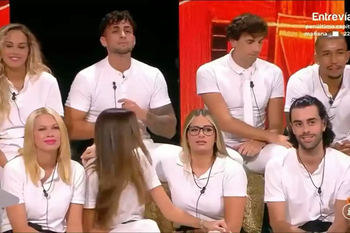 Els concursants de la casa de Gran Germà com Laura Galera tots junts asseguts en palla. Els concursants de la casa de Gran Germà com Laura Galera tots junts asseguts en palla.