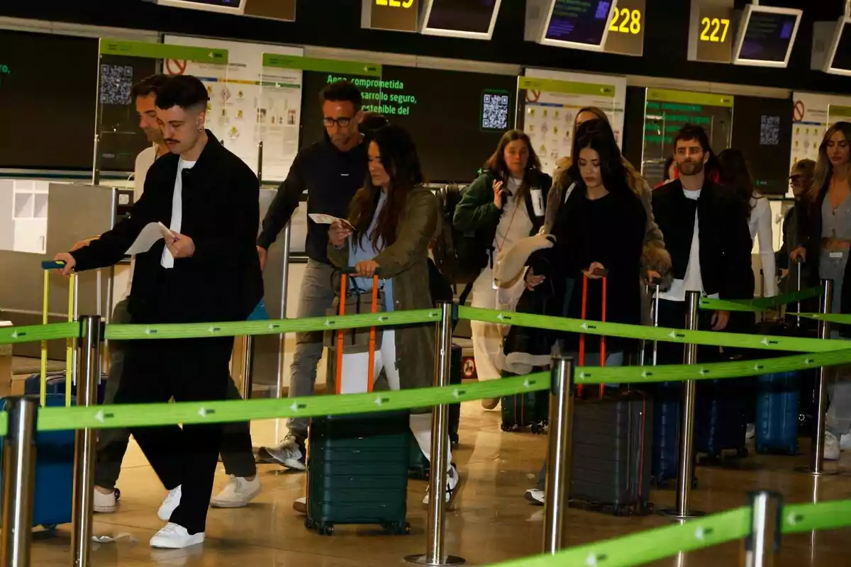 Un grupo de personas formado por Joshua Velázquez, Laura Cuevas, Álvaro Muñoz Escassi, Álex Adrover y Pelayo Díaz hace fila en un aeropuerto, cada uno con su equipaje de mano, mientras avanzan hacia el área de control camino a Supervivientes. Un grupo de personas formado por Joshua Velázquez, Laura Cuevas, Álvaro Muñoz Escassi, Álex Adrover y Pelayo Díaz hace fila en un aeropuerto, cada uno con su equipaje de mano, mientras avanzan hacia el área de control camino a Supervivientes.