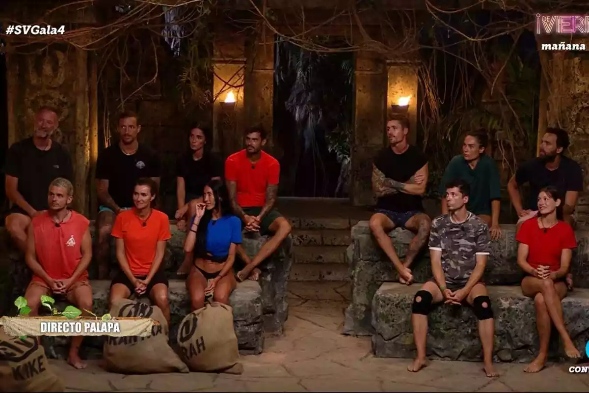Captura de los concursantes de Supervivientes en la palapa en la gala 4: Pedro García Aguado, Rubén Torres, Claudia Martínez, Mario González, Arkano, Arantxa del Sol, Aurah Ruiz, Gorka Ibarguren, Blanca Manchón, Javier Ungría, Miri Pérez-Cabrero y Ángel Cristo JR Captura de los concursantes de Supervivientes en la palapa en la gala 4: Pedro García Aguado, Rubén Torres, Claudia Martínez, Mario González, Arkano, Arantxa del Sol, Aurah Ruiz, Gorka Ibarguren, Blanca Manchón, Javier Ungría, Miri Pérez-Cabrero y Ángel Cristo JR