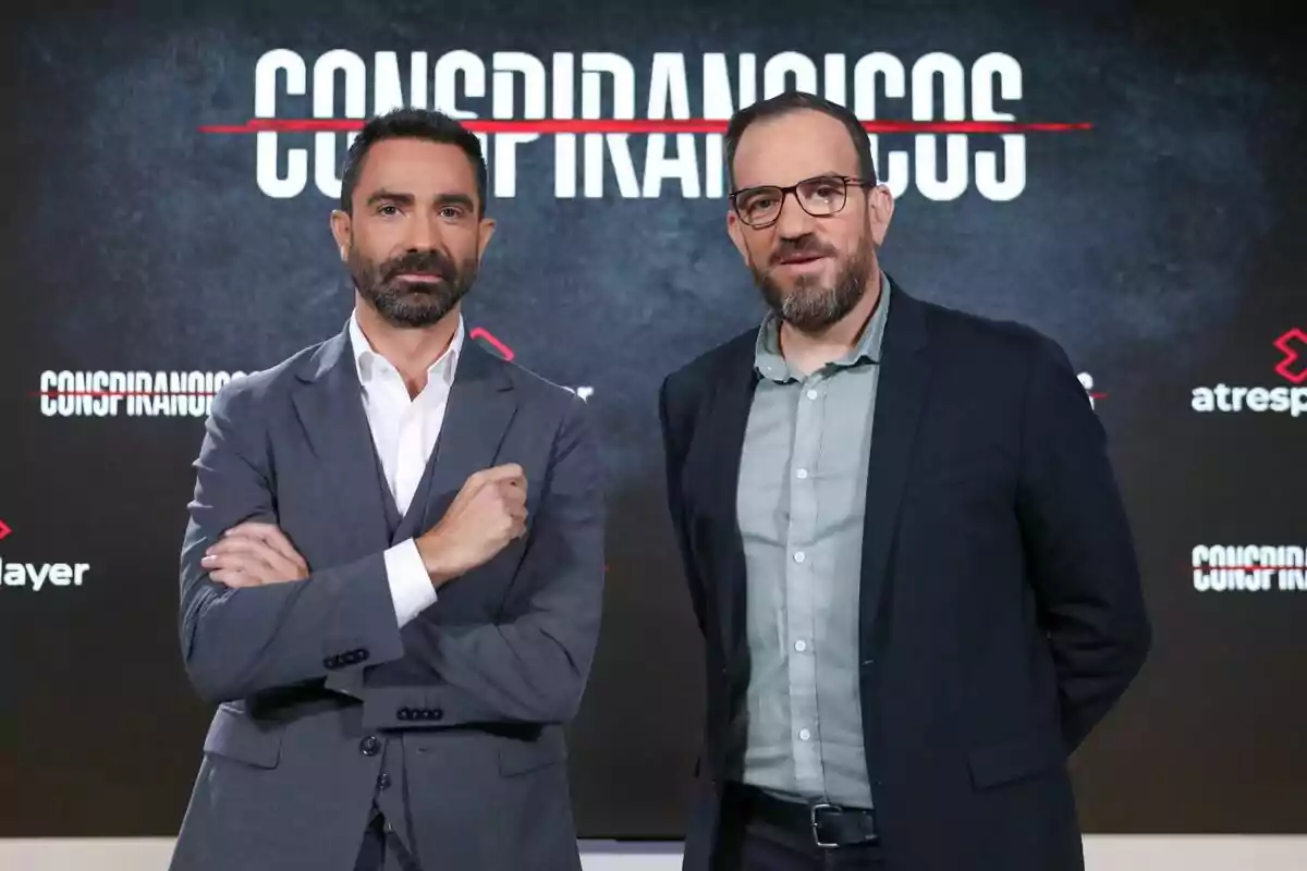 Joaquín Castellón y César González Antón posan frente a un fondo que dice Joaquín Castellón y César González Antón posan frente a un fondo que dice