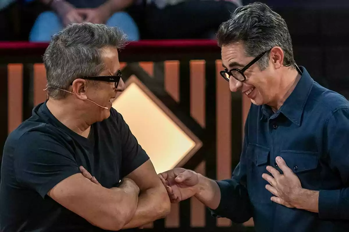 Berto Romero y Andreu Buenafuente con gafas y micrófonos de diadema conversan y sonríen en el plató de El Consultorio de Berto. Berto Romero y Andreu Buenafuente con gafas y micrófonos de diadema conversan y sonríen en el plató de El Consultorio de Berto.