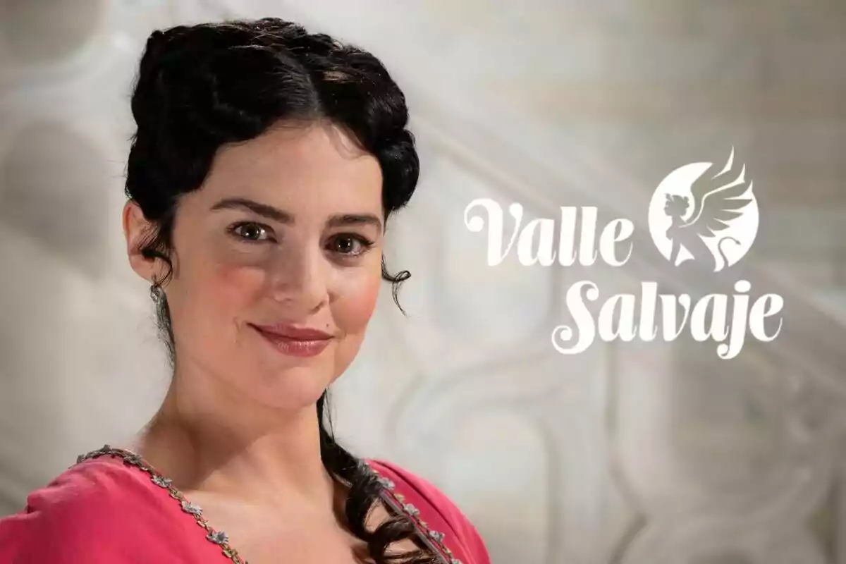 Cristina Abad con cabello oscuro y trenzado sonríe mientras lleva una blusa rosa, al lado se encuentra el texto "Valle Salvaje" con un logotipo de una figura alada.