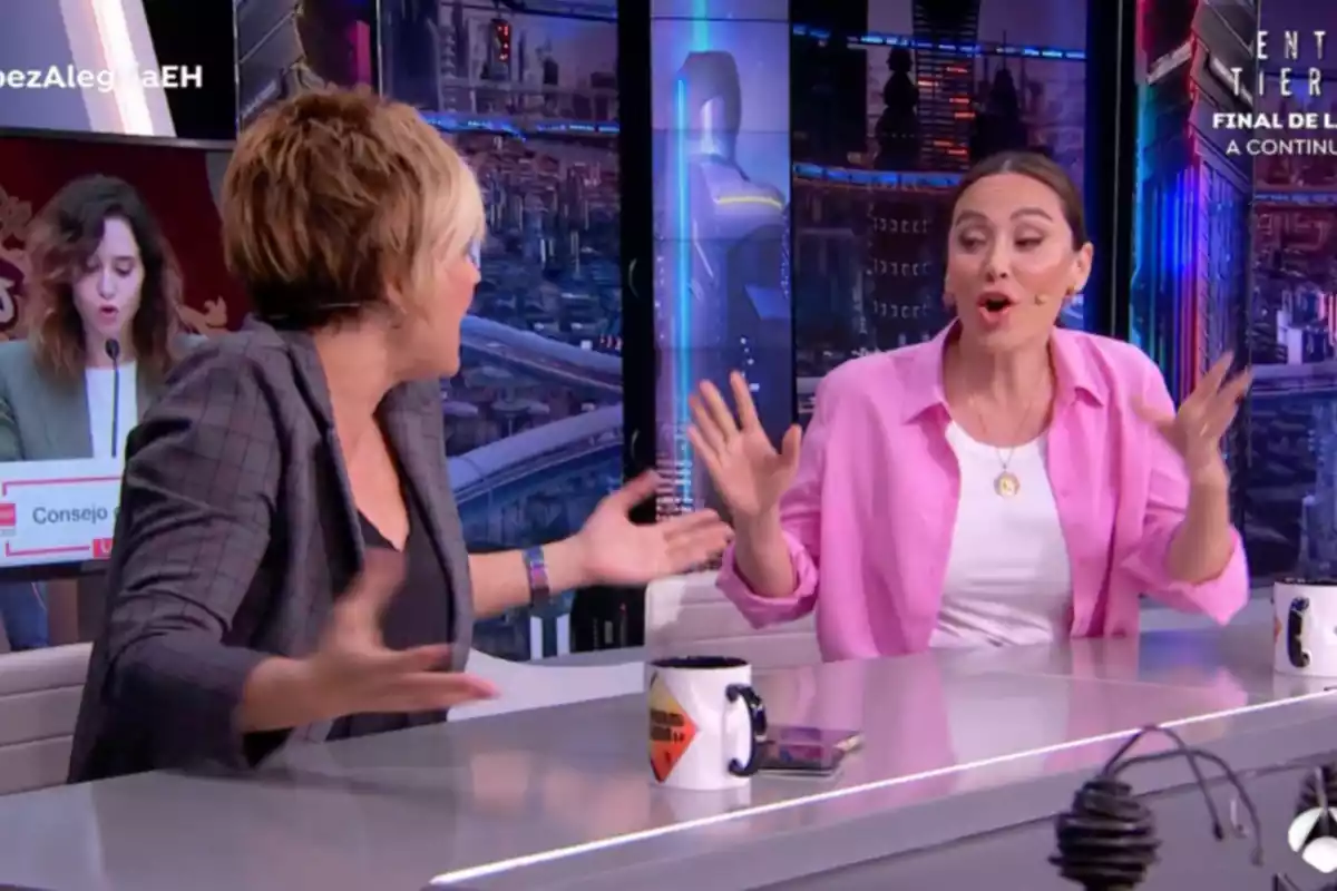 Cristina Pardo y Tamara Falcó discutiendo en el plató de 'El Hormiguero' Cristina Pardo y Tamara Falcó discutiendo en el plató de 'El Hormiguero'