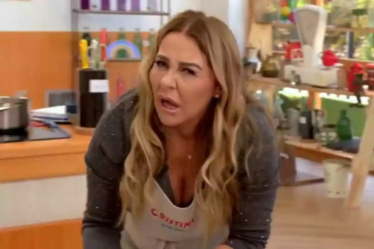 Cristina Tárrega con delantal en una cocina, con expresión de sorpresa o confusión en Bake Off: Famosos al Horno. Cristina Tárrega con delantal en una cocina, con expresión de sorpresa o confusión en Bake Off: Famosos al Horno.