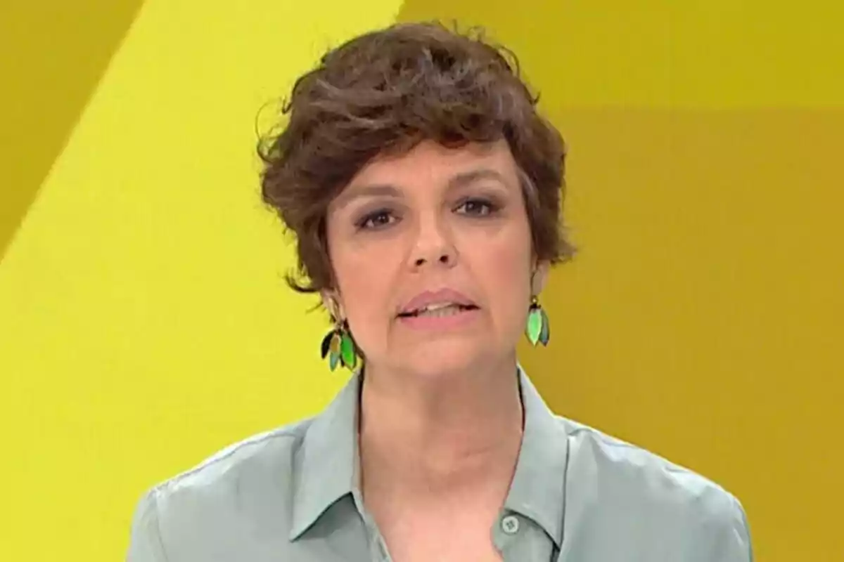 Cristina Villanueva con cabello corto y aretes verdes sobre fondo amarillo en laSexta Noticias.