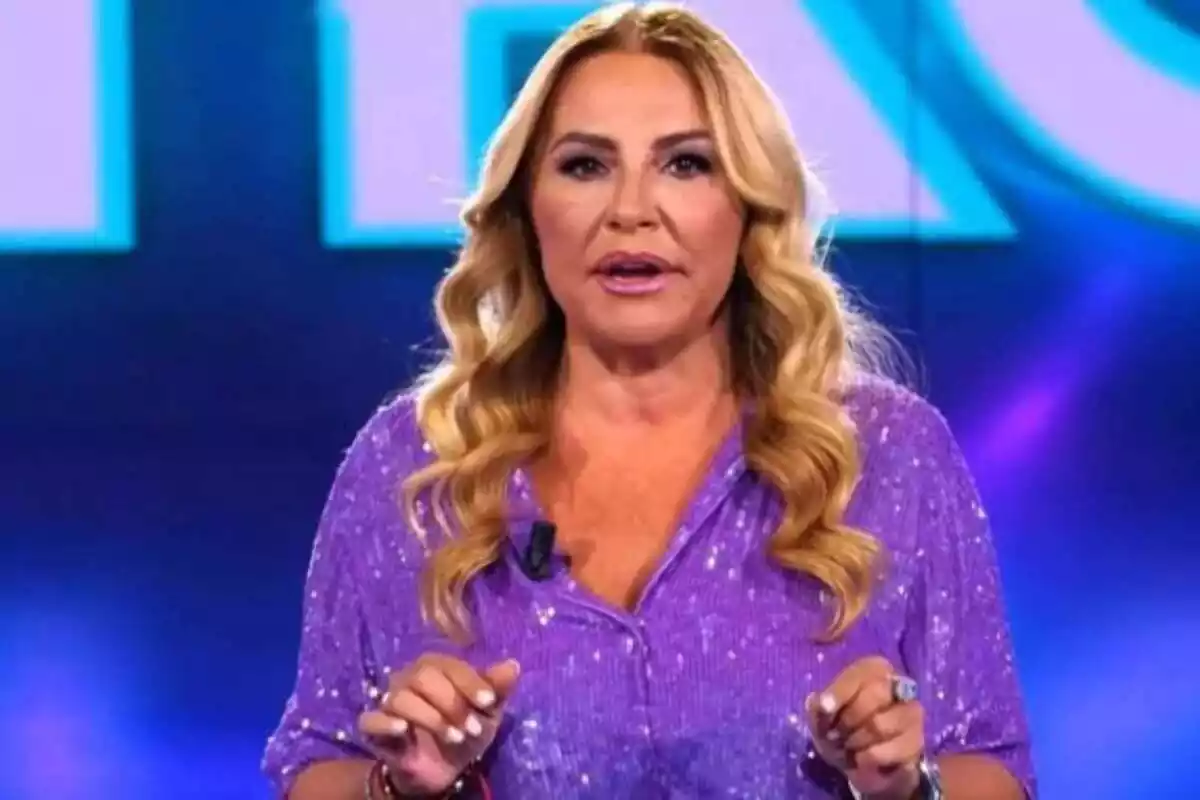 Cristina Tárrega en el plató de 'La vida sin filtros', con rostro neutro Cristina Tárrega en el plató de 'La vida sin filtros', con rostro neutro
