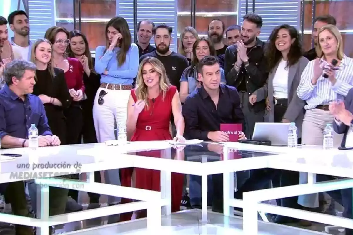 Captura de Verónica Dulanto llorando y José Luis Vidal rodeados del equipo y de Mario Picazo en el final de Cuatro al día Captura de Verónica Dulanto llorando y José Luis Vidal rodeados del equipo y de Mario Picazo en el final de Cuatro al día