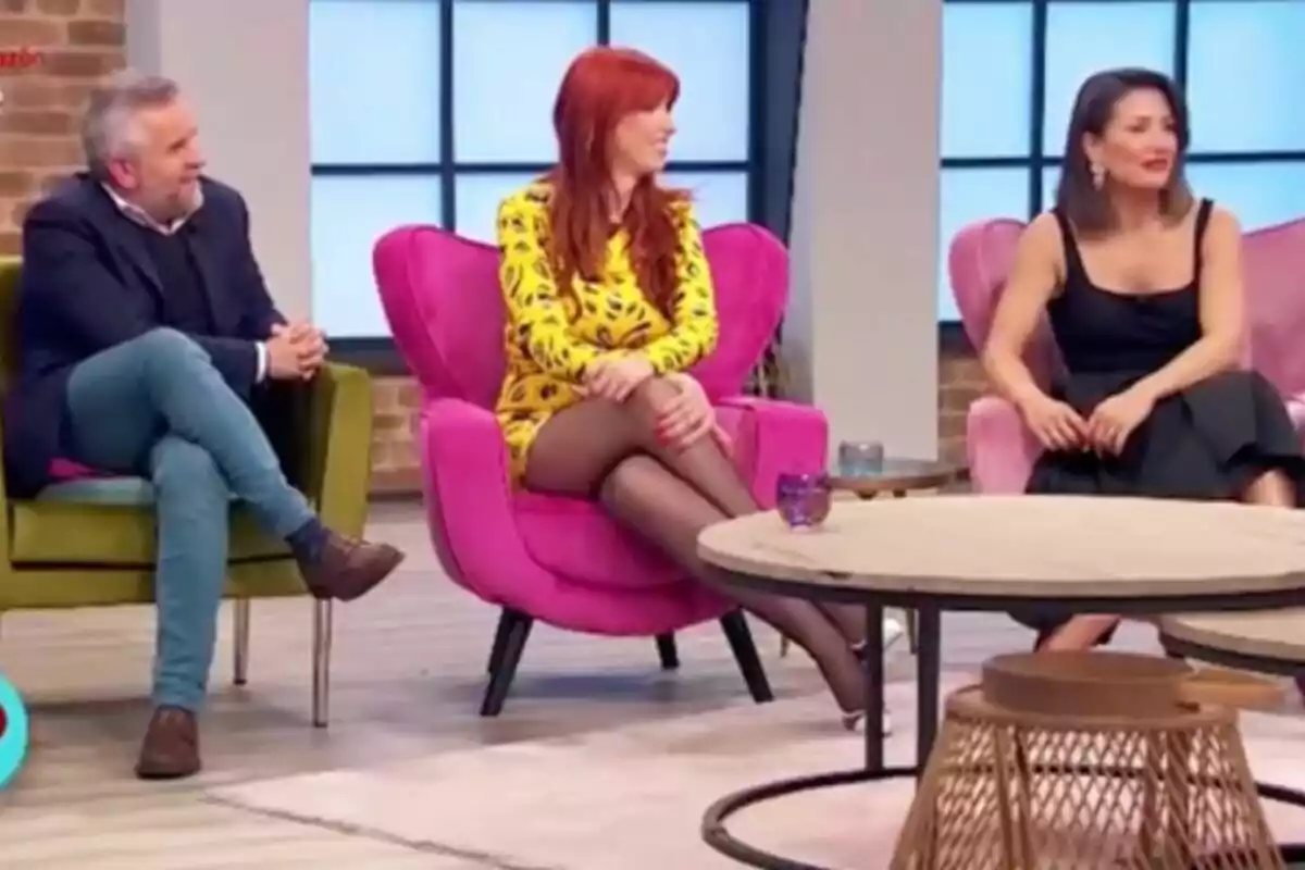 Tres personas sentadas en un set de televisión, Valeria Vegas y Nagore Robles en sillones rosas y un hombre en un sillón verde, con una mesa de centro en primer plano en 'D Corazón'. Tres personas sentadas en un set de televisión, Valeria Vegas y Nagore Robles en sillones rosas y un hombre en un sillón verde, con una mesa de centro en primer plano en 'D Corazón'.