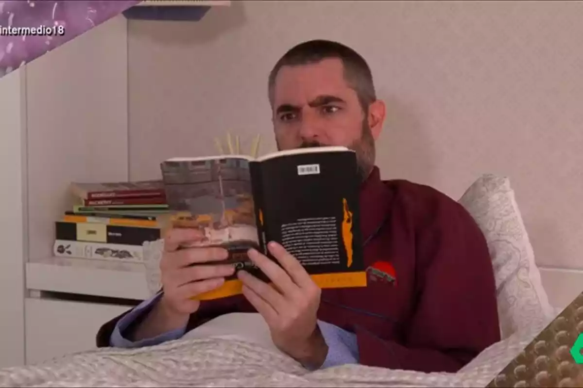 Captura de Dani Mateo en laSexta durante una conexión desde su casa con El Intermedio Captura de Dani Mateo en laSexta durante una conexión desde su casa con El Intermedio