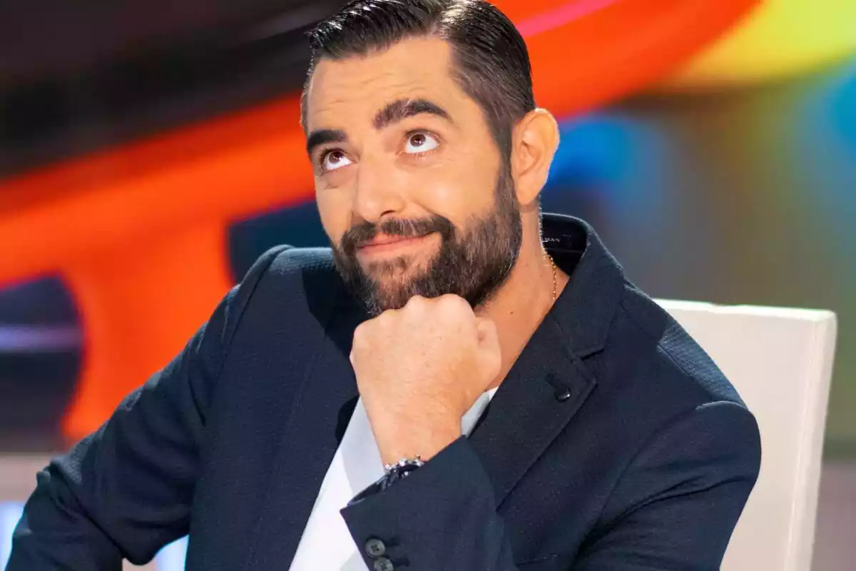 Posado de Dani Mateo como presentador de Zapeando en laSexta Posado de Dani Mateo como presentador de Zapeando en laSexta