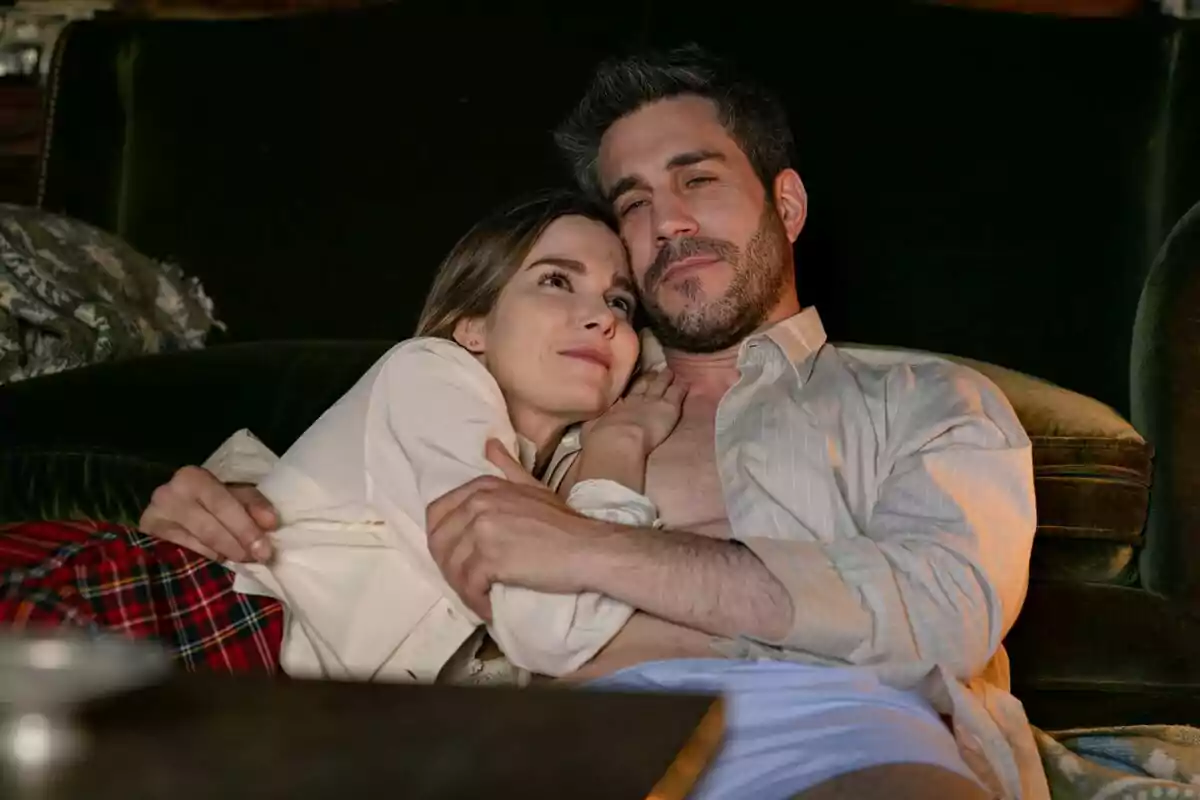 Fotografía de Natalia Sánchez y Dani Tatay abrazados en un sofá, ambos con expresiones de tranquilidad y afecto en Sueños de Libertad Fotografía de Natalia Sánchez y Dani Tatay abrazados en un sofá, ambos con expresiones de tranquilidad y afecto en Sueños de Libertad
