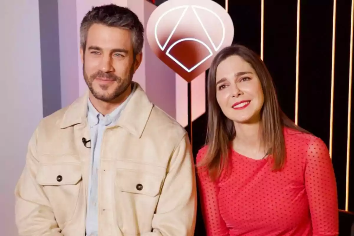 Dani Tatay y Natalia Sánchez sonriente posando frente a un fondo con luces y un logotipo geométrico en Sueños de Libertad. Dani Tatay y Natalia Sánchez sonriente posando frente a un fondo con luces y un logotipo geométrico en Sueños de Libertad.
