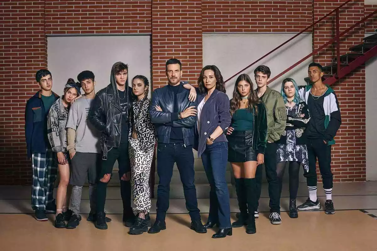 Foto grupal de Daniel Grao junto al elenco de HIT Foto grupal de Daniel Grao junto al elenco de HIT