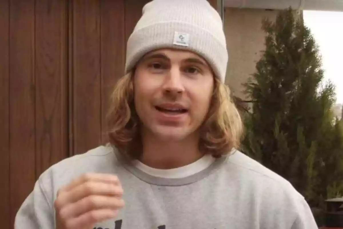 Daniel Sancho hablando en su canal de YouTube con un gorro Daniel Sancho hablando en su canal de YouTube con un gorro