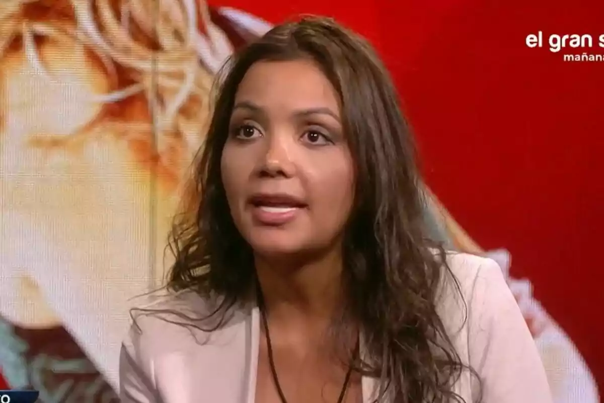 Daniela hablando en la sala de expulsión de Gran Hermano con fondo rojo. Daniela hablando en la sala de expulsión de Gran Hermano con fondo rojo.