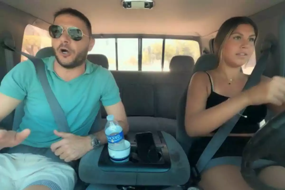 Joaquín Sánchez y su hija, Daniela Sánchez, están sentadas en los asientos delanteros de un automóvil, ambas con cinturones de seguridad puestos; la persona a la izquierda lleva gafas de sol y una camiseta verde, mientras que la persona a la derecha está conduciendo y lleva una camiseta negra. Joaquín Sánchez y su hija, Daniela Sánchez, están sentadas en los asientos delanteros de un automóvil, ambas con cinturones de seguridad puestos; la persona a la izquierda lleva gafas de sol y una camiseta verde, mientras que la persona a la derecha está conduciendo y lleva una camiseta negra.