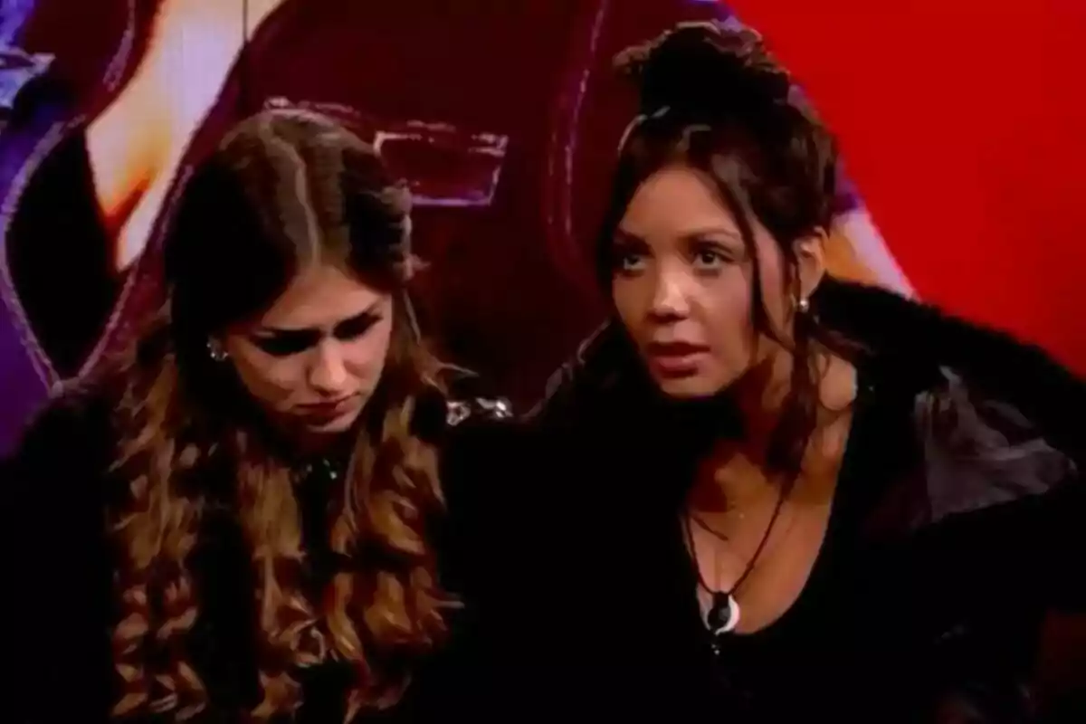 Maica y Daniela sentadas en la sala de expulsión de Gran Hermano con un ambiente con fondo rojo, una de ellas parece preocupada mientras la otra la observa atentamente. Maica y Daniela sentadas en la sala de expulsión de Gran Hermano con un ambiente con fondo rojo, una de ellas parece preocupada mientras la otra la observa atentamente.