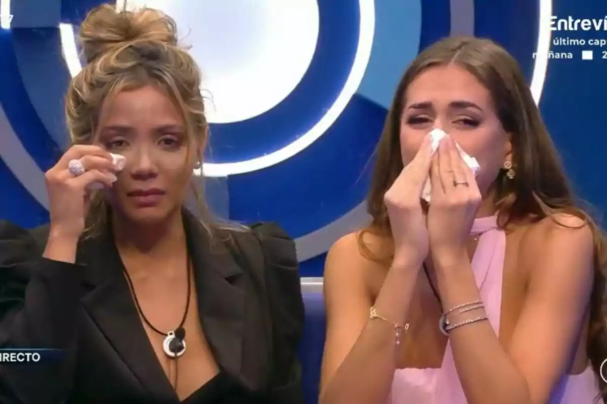 Daniela i Maica plorant al confessionari de Gran Hermano en un set amb fons blau. Daniela i Maica plorant al confessionari de Gran Hermano en un set amb fons blau.