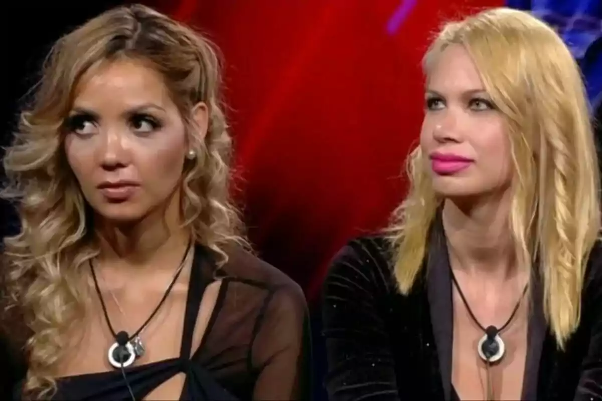 Daniela i Vanessa amb cabell ros i ondulat, assegudes una al costat de l'altra a la sala d'expulsió de Gran Hermano, amb expressions serioses i fons vermell. Daniela i Vanessa amb cabell ros i ondulat, assegudes una al costat de l'altra a la sala d'expulsió de Gran Hermano, amb expressions serioses i fons vermell.