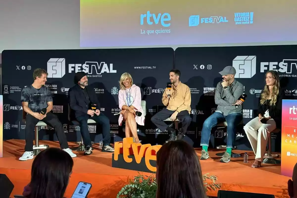 Presentació de La Revuelta al FesTVal a Vitòria-Gasteiz, amb un fons que mostra logotips de RTVE i del festival amb David Broncano, Grison, Ricardo Castella o María Eizaguirre Presentació de La Revuelta al FesTVal a Vitòria-Gasteiz, amb un fons que mostra logotips de RTVE i del festival amb David Broncano, Grison, Ricardo Castella o María Eizaguirre