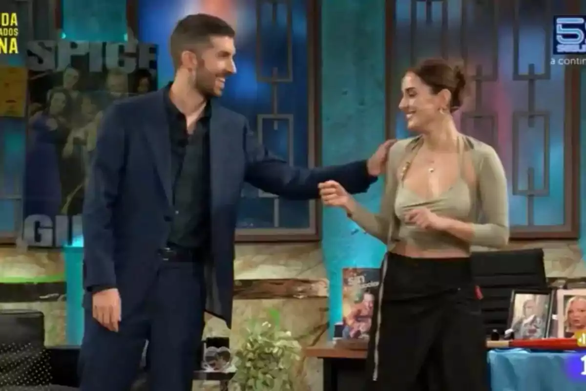 David Broncano y Silvia Alonso sonríen mientras interactúan en el plató de La Revuelta. David Broncano y Silvia Alonso sonríen mientras interactúan en el plató de La Revuelta.