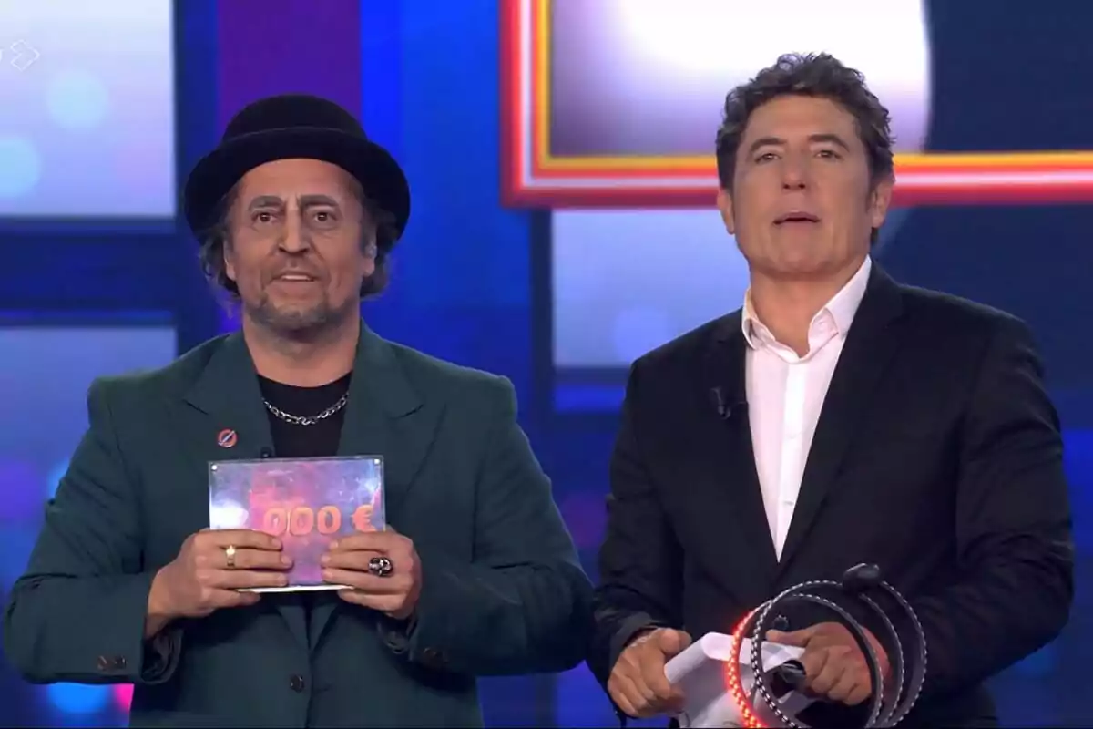Captura de David Bustamante junto a Manel Fuentes con el pulsador de Tu Cara Me Suena Captura de David Bustamante junto a Manel Fuentes con el pulsador de Tu Cara Me Suena