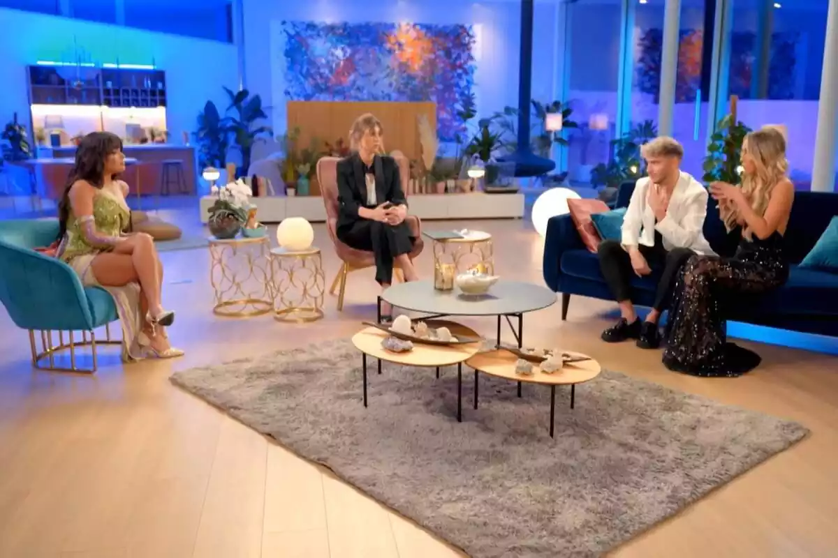 Captura de David Vaquero y María Aguilar con Zayra y Sandra Barneda en el reencuentro de La Isla de las Tentaciones Captura de David Vaquero y María Aguilar con Zayra y Sandra Barneda en el reencuentro de La Isla de las Tentaciones