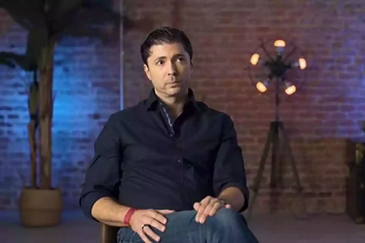 Captura de 'De Viernes' con Ángel Cristo en la imagen promocional Captura de 'De Viernes' con Ángel Cristo en la imagen promocional