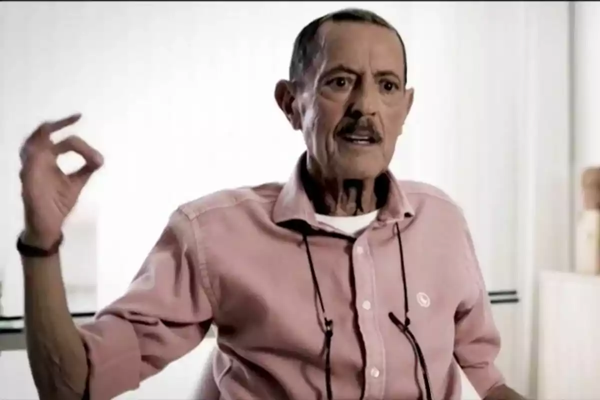 Julián Muñoz con camisa rosa haciendo un gesto con la mano. Captura de '¡De Viernes!' Julián Muñoz con camisa rosa haciendo un gesto con la mano. Captura de '¡De Viernes!'