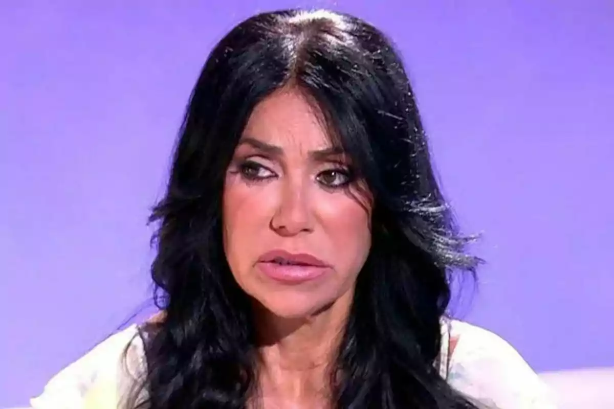Maite Galdeano de cabello oscuro con expresión seria en un fondo morado. Captura de '¡De Viernes!' Maite Galdeano de cabello oscuro con expresión seria en un fondo morado. Captura de '¡De Viernes!'
