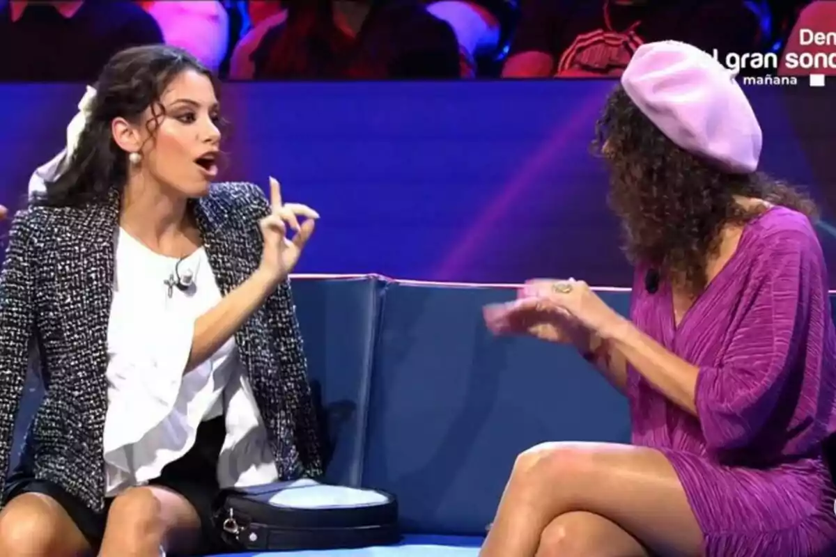 Defensores d'Óscar i Maica assegudes en un sofà discutint a Gran Hermano. Defensores d'Óscar i Maica assegudes en un sofà discutint a Gran Hermano.
